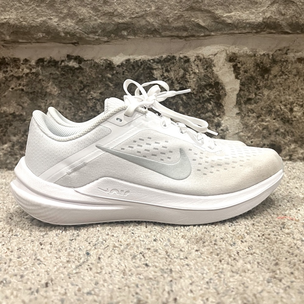 White Nike sneakers size 6